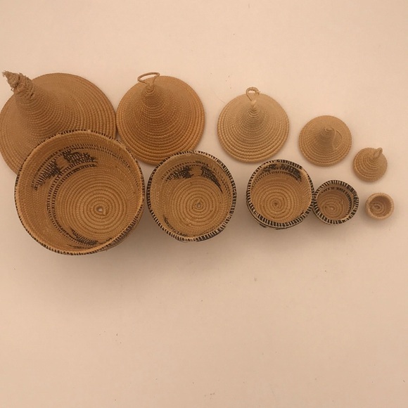 Rwandan Tutsi Nesting Baskets w/ Lids set of 5 - Picture 3 of 11